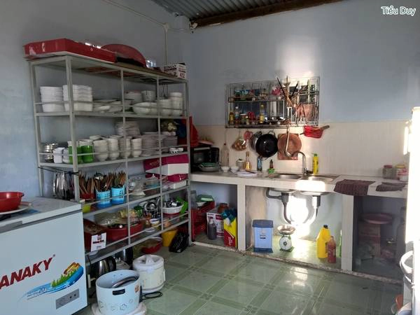 Khu chế biến thức ăn vô cùng sạch sẽ và ngăn nắp. Ảnh: Tiểu Duy Khu chế biến thức ăn vô cùng sạch sẽ và ngăn nắp. Ảnh: Tiểu Duy