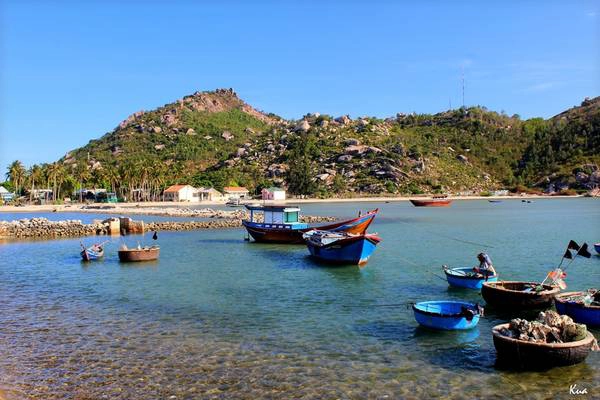 Biển ở Bãi Ngang tuy không tắm được nhưng trong xanh không kém bất kỳ nơi nào trong vịnh Cam Ranh. Ảnh: Kua Biển ở Bãi Ngang tuy không tắm được nhưng trong xanh không kém bất kỳ nơi nào trong vịnh Cam Ranh. Ảnh: Kua