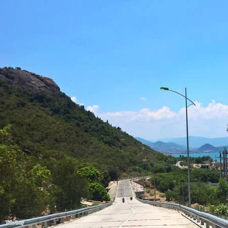 Từ ngã ba TL702, bạn rẽ vào thôn Bình Lập với những đường dốc uốn lượn quanh đèo, những vịnh biển nhỏ hiện ra như một bức tranh phong thủy hữu tình. Hết đoạn đường đèo dốc, bạn rẽ trái và đi đến cuối đường, phía tay trái là quán Thanh Trà. Ảnh: Tiểu Duy Từ ngã ba TL702, bạn rẽ vào thôn Bình Lập với những đường dốc uốn lượn quanh đèo, những vịnh biển nhỏ hiện ra như một bức tranh phong thủy hữu tình. Hết đoạn đường đèo dốc, bạn rẽ trái và đi đến cuối đường, phía tay trái là quán Thanh Trà. Ảnh: Tiểu Duy
