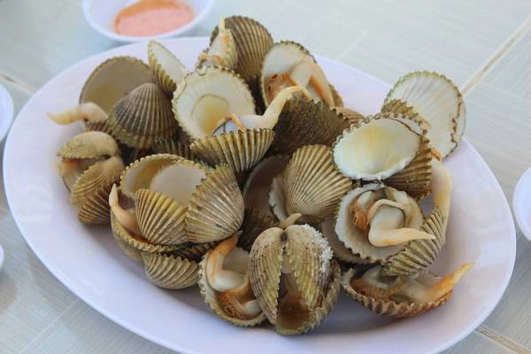 Quán có nhiều món ăn hải sản đa dạng, giá rất cạnh tranh. Trong ảnh là dĩa Sò Mồng luộc thơm phức. Ảnh: Kua Quán có nhiều món ăn hải sản đa dạng, giá rất cạnh tranh. Trong ảnh là dĩa Sò Mồng luộc thơm phức. Ảnh: Kua