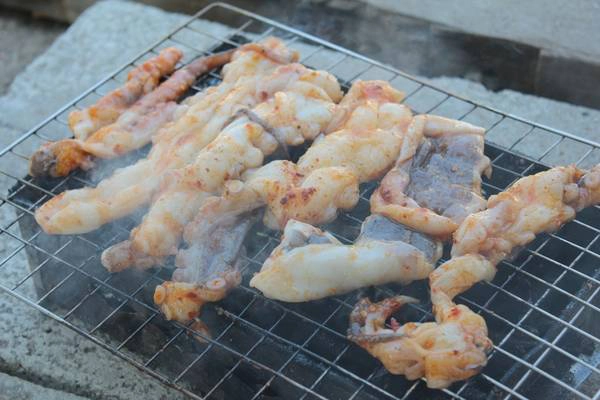 Với một ký mực phù (bạch tuột), bạn có thể lấy phân nửa nướng sa tế. Ảnh: Kua Với một ký mực phù (bạch tuột), bạn có thể lấy phân nửa nướng sa tế. Ảnh: Kua