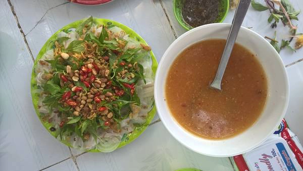 Còn đây là món gỏi cá mai chấm mắm nêm cuốn bánh tráng. Nhìn thôi đã thèm. Ảnh: Tiểu Duy Còn đây là món gỏi cá mai chấm mắm nêm cuốn bánh tráng. Nhìn thôi đã thèm. Ảnh: Tiểu Duy