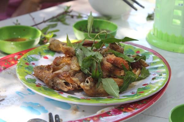 Nếu đi từ 4 - 6 người, bạn có thể chọn 1 con gà, nửa con làm gà chiên nước mắm. Ảnh: Xoài Nếu đi từ 4 - 6 người, bạn có thể chọn 1 con gà, nửa con làm gà chiên nước mắm. Ảnh: Xoài