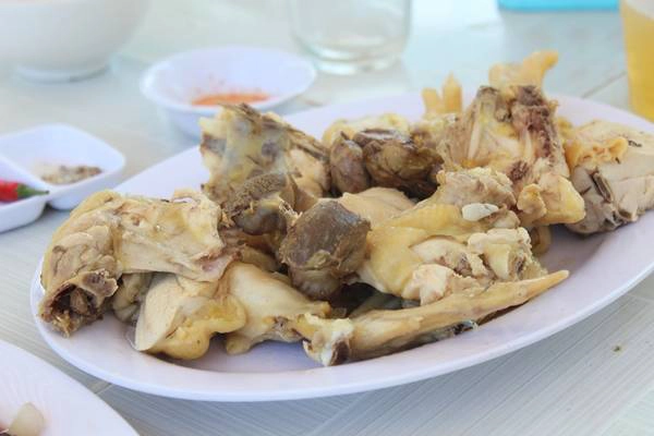 Gà ở đây còn gọi là "gà chỉ" - một đặc sản của quán Thanh Trà. "Gà chỉ" có nghĩa là bạn thích con nào thì chỉ con đó, quán sẽ làm cho bạn tùy theo yêu cầu. Ảnh: Kua Gà ở đây còn gọi là "gà chỉ" - một đặc sản của quán Thanh Trà. "Gà chỉ" có nghĩa là bạn thích con nào thì chỉ con đó, quán sẽ làm cho bạn tùy theo yêu cầu. Ảnh: Kua