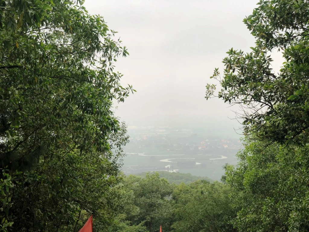 Những ngày trời quang, từ đỉnh núi An Phụ có thể ngắm toàn cảnh vùng Kinh Môn với dòng Kinh Thầy uốn khúc. Năm 1992, di tích lịch sử văn hóa, danh lam thắng cảnh Đền Cao An Phụ đã được xếp hạng là di tích cấp Quốc gia. Ngày 22/12/2016, khu di tích An Phụ - Kính Chủ - Nhẫm Dương của huyện Kinh Môn đã được nhà nước xếp hạng quần thể di tích quốc gia đặc biệt, là di tích thứ 2 của Hải Dương được công nhận sau Côn Sơn - Kiếp Bạc.