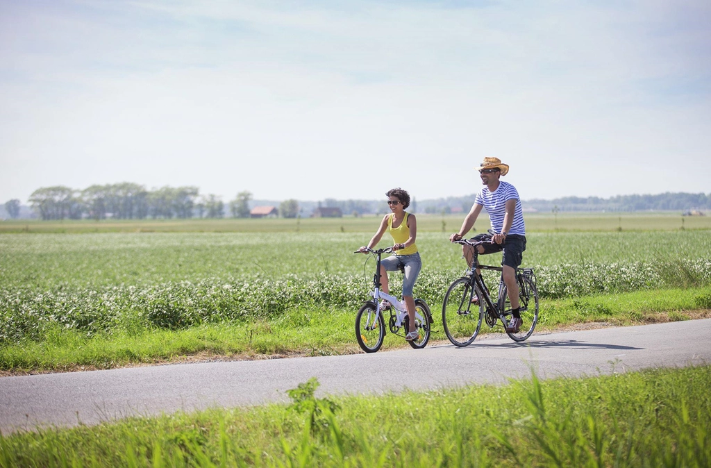 Veurne: Nằm ở vùng nông thôn West Flanders, Veurne là thị trấn bình dị với những tòa nhà có kiến trúc độc đáo. Thay vì nóng bức, mùa hè ở đây lúc nào cũng trong lành và mát mẻ với nhiệt độ 19 độ C, không mưa. Tới đây, bạn có thể ghé thăm Grote Markt, quảng trường thị trấn, trung tâm chính của Veurne, công viên Walburga nhỏ nhắn và xinh xắn, nhà thờ St. Walburga cố kính hay đạp xe đi dạo trên những cách đồng rộng lớn. Ảnh: Fietstival_veurne.