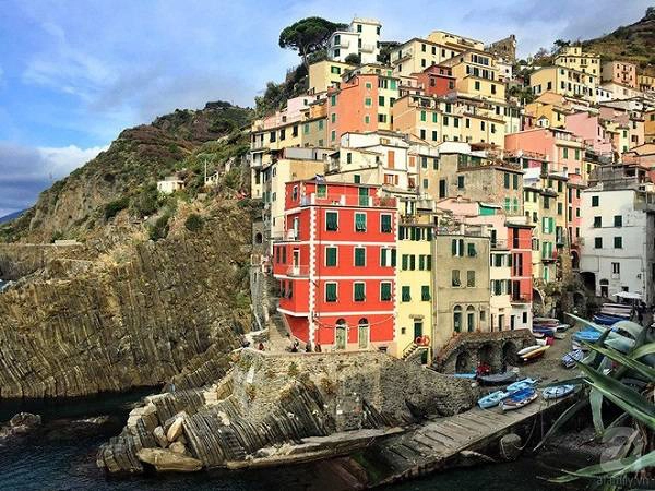 Những ngôi nhà sắc màu là "đặc sản" của Riomagiore cũng như cả 5 làng Cinque Terre. Những ngôi nhà sắc màu là "đặc sản" của Riomagiore cũng như cả 5 làng Cinque Terre.