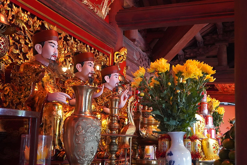 Tượng thờ tại đền Cửa Ông. Ảnh: Báo Quảng Ninh.