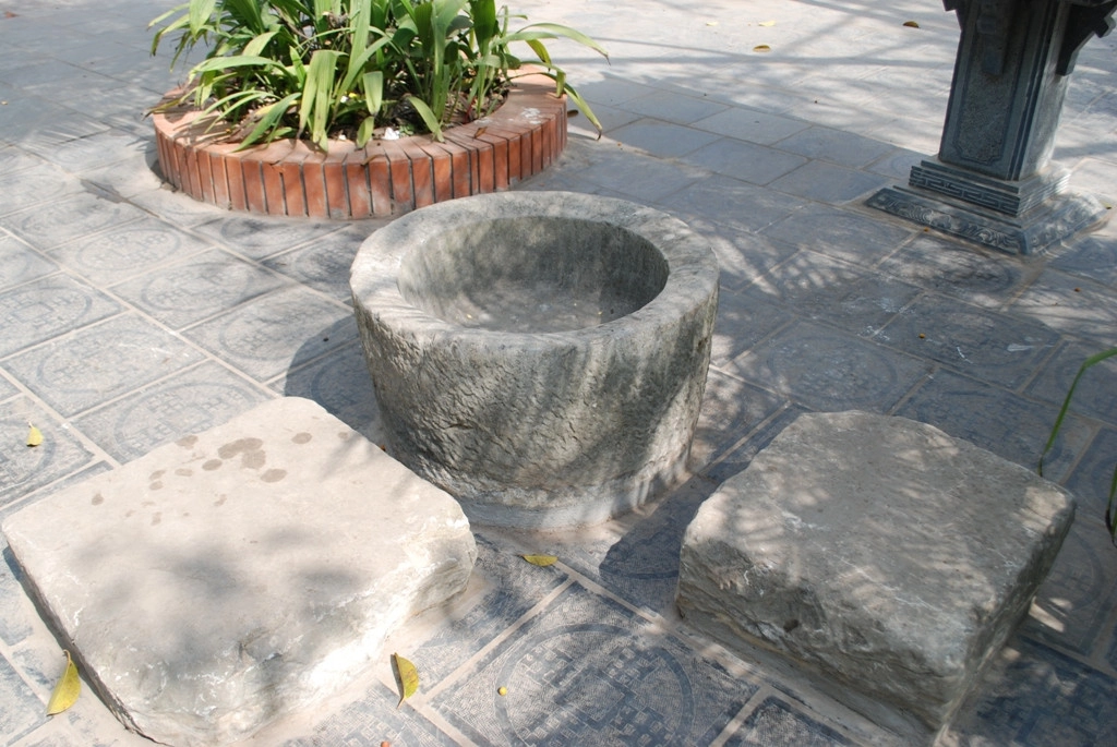 Cối đá cổ xưa được giữ nguyên trong đền Cùng. Ảnh: dangcongsan.vn