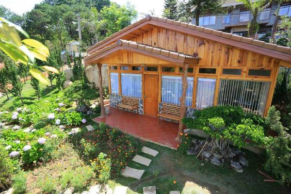 Zen Valley Dalat là dạng resort nhỏ với nhiều khu nhà Bungalow bằng gỗ và kính, tất cả đều có view nhìn ra thung lũng và đồi thông. Zen Valley Dalat là dạng resort nhỏ với nhiều khu nhà Bungalow bằng gỗ và kính, tất cả đều có view nhìn ra thung lũng và đồi thông.