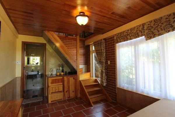 Zen Valley Dalat ngoài lối thiết kế sang trọng, kết hợp với nét cổ điển trong kiến trúc thì đến đây bạn còn thích thú với chất mộc mạc của nội thất. Zen Valley Dalat -ivivu-10