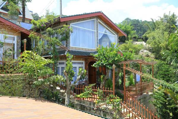 Zen Valley Dalat tọa lạc tại số 38 Khe Sanh, Phường 10, Đà Lạt. Zen Valley Dalat tọa lạc tại số 38 Khe Sanh, Phường 10, Đà Lạt.