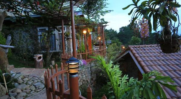 Nghỉ ngơi tại đây, bạn có thể phóng tầm mắt ra xa, nhìn những vệt nắng trải dài nơi cánh rừng thông, hay ngắm nhìn những cơn mưa bất chợt rồi tạnh và hơi ẩm bốc lên từ thung lũng tạo thành những cuộn khói sương, trôi lãng đãng. Nghỉ ngơi tại đây, bạn có thể phóng tầm mắt ra xa, nhìn những vệt nắng trải dài nơi cánh rừng thông, hay ngắm nhìn những cơn mưa bất chợt rồi tạnh và hơi ẩm bốc lên từ thung lũng tạo thành những cuộn khói sương, trôi lãng đãng.