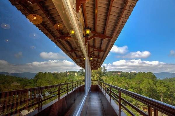 Zen Valley Dalat có vị trí khá gần các điểm tham quan nổi tiếng như: Vườn Hoa Đà Lạt, Chợ Đà Lạt, Hồ Xuân Hương, đồi Robin, hồ Tuyền Lâm, núi Voi, viếng Thiền Viện Trúc Lâm....Vì thế, bạn có thể tiện di chuyển khám phá nhiều điểm du lịch đặc biệt của Đà Lạt chỉ với vài km. Zen Valley Dalat có vị trí khá gần các điểm tham quan nổi tiếng như: Vườn Hoa Đà Lạt, Chợ Đà Lạt, Hồ Xuân Hương, đồi Robin, hồ Tuyền Lâm, núi Voi, viếng Thiền Viện Trúc Lâm....Vì thế, bạn có thể tiện di chuyển khám phá nhiều điểm du lịch đặc biệt của Đà Lạt chỉ với vài km.
