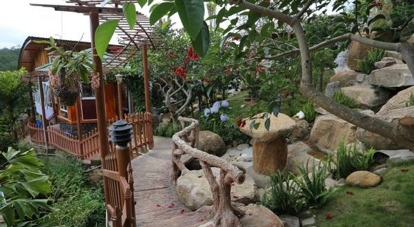 Những con đường nhỏ dẫn vào các phòng được điểm tô bởi các khóm hoa khoe sắc tạo, cảm giác yên bình dễ chịu cho du khách. Những con đường nhỏ dẫn vào các phòng được điểm tô bởi các khóm hoa khoe sắc tạo, cảm giác yên bình dễ chịu cho du khách.