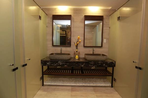 Nhà vệ sinh cũng là điều mà chủ hostel chú ý tới khi thiết kế. Mỗi phòng đều có 1 nhà vệ sinh nhưng có nhiều buồng rất sạch sẽ và hiện đại. Sẽ không còn tình trạng phải ngồi chờ đợi nhau khi dùng chung phòng nữa.
