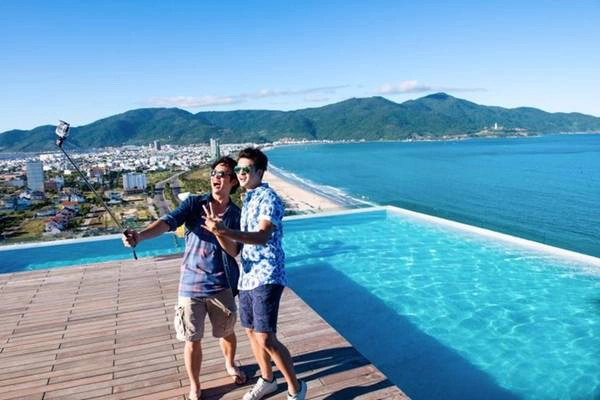 Check in ở hồ bơi tràn biển duy nhất Việt Nam tại khách sạn A La Carte