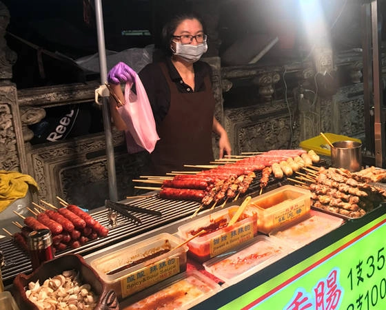 Thế giới ẩm thực ở Đài Loan phong phú đến mức bạn cần dành nhiều ngày dài và một chiếc bao tử thật to để “tiêu hóa” hết những món ăn ngon miệng trên. Trong food tour, đừng quên chụp thật nhiều ảnh đẹp để “sống ảo” trên Facebook, Instagram và khiến nhóm bạn ở nhà “phát thèm”. Theo đó, Huawei Y7 Prime với dung lượng lên đến 4.000 mAh, thời gian trải nghiệm lên đến 36 tiếng là lựa chọn phù hợp cho những chuyến đi dài ngày. Ảnh: Tuệ Thư. Thế giới ẩm thực ở Đài Loan phong phú đến mức bạn cần dành nhiều ngày dài và một chiếc bao tử thật to để “tiêu hóa” hết những món ăn ngon miệng trên. Trong food tour, đừng quên chụp thật nhiều ảnh đẹp để “sống ảo” trên Facebook, Instagram và khiến nhóm bạn ở nhà “phát thèm”. Theo đó, Huawei Y7 Prime với dung lượng lên đến 4.000 mAh, thời gian trải nghiệm lên đến 36 tiếng là lựa chọn phù hợp cho những chuyến đi dài ngày. Ảnh: Tuệ Thư.