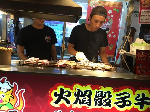 Một món bò khác bạn cũng không nên bỏ lỡ là bò nướng lửa hồng ở chợ đêm Sĩ Lâm (Shilin). Thịt bò thơm mềm, gia vị được nêm nếm vừa phải để giữ được chất ngọt tự nhiên của thịt. Ở phía ngoài chợ đêm, hãy thử tìm kiếm “soái ca” nướng thịt điệu nghệ như một nghệ sĩ này! Mỗi động tác của anh đầu bếp đều có tiết tấu nhịp nhàng tựa như đang biểu diễn một bài nhảy. Ảnh: Tuệ Thư. Một món bò khác bạn cũng không nên bỏ lỡ là bò nướng lửa hồng ở chợ đêm Sĩ Lâm (Shilin). Thịt bò thơm mềm, gia vị được nêm nếm vừa phải để giữ được chất ngọt tự nhiên của thịt. Ở phía ngoài chợ đêm, hãy thử tìm kiếm “soái ca” nướng thịt điệu nghệ như một nghệ sĩ này! Mỗi động tác của anh đầu bếp đều có tiết tấu nhịp nhàng tựa như đang biểu diễn một bài nhảy. Ảnh: Tuệ Thư.