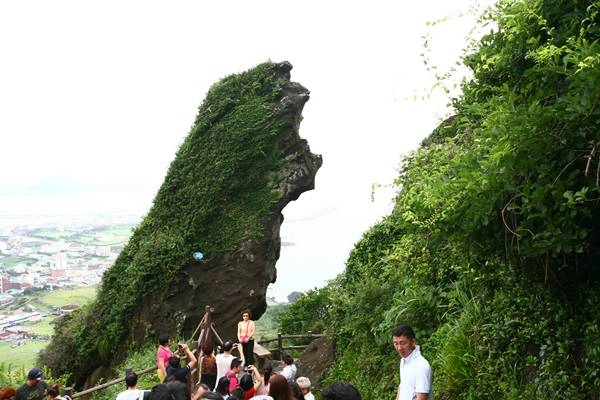 Đến đảo Jeju ngắm đá đen