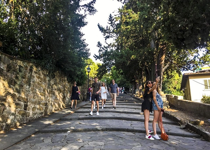 Nơi ngắm hoàng hôn đẹp nhất tại Florence là quảng trường Michelangelo. Quảng trường nằm trên một quả đồi cao. Từ quảng trường, du khách có thể ngắm toàn cảnh thành phố cũng như các công trình nổi tiếng như cây cầu Ponte Vecchio, nhà thờ chính toà Florence... Từ trung tâm thành phố có nhiều cách để lên quảng trường Michelangelo, bạn có thể đi bus, đạp xe qua con dốc để lên trên đồi hoặc đi bộ qua các bậc thang. Nơi ngắm hoàng hôn đẹp nhất tại Florence là quảng trường Michelangelo. Quảng trường nằm trên một quả đồi cao. Từ quảng trường, du khách có thể ngắm toàn cảnh thành phố cũng như các công trình nổi tiếng như cây cầu Ponte Vecchio, nhà thờ chính toà Florence... Từ trung tâm thành phố có nhiều cách để lên quảng trường Michelangelo, bạn có thể đi bus, đạp xe qua con dốc để lên trên đồi hoặc đi bộ qua các bậc thang.