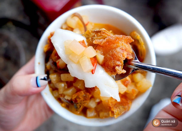 Bát bánh đúc được đưa đến tay khách hàng vẫn còn nóng hôi hổi... Bát bánh đúc được đưa đến tay khách hàng vẫn còn nóng hôi hổi...