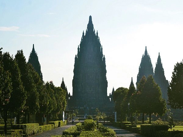 Tọa lạc tại thành phố Yogyakarta (Java, Indonesia), đền Prambanan được xây dựng từ thế kỷ 9 là một trong những ngôi đền Hindu lớn nhất Đông Nam Á. Công trình được UNESCO công nhận là di sản văn hóa vào năm 1991.