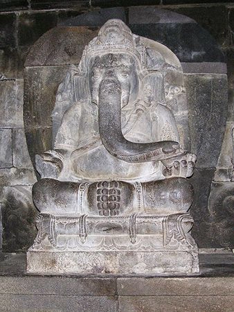 Candi Siva (đền Siva) là tòa tháp cao nhất, nằm ở vị trí trung tâm với chiều cao 47m. Bên ngoài đền là những bức tượng đá và phù điêu Ramayana.
