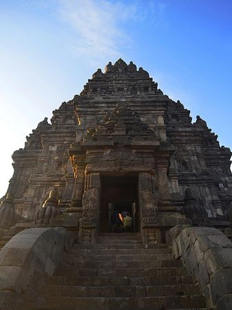 Trong hình là bức tượng thần voi Ganesh nằm bên trong tòa tháp cao nhất. Đây là một trong những vị thần trong văn hóa Hindu tượng trưng cho tài trí, hạnh phúc và sự thành công.