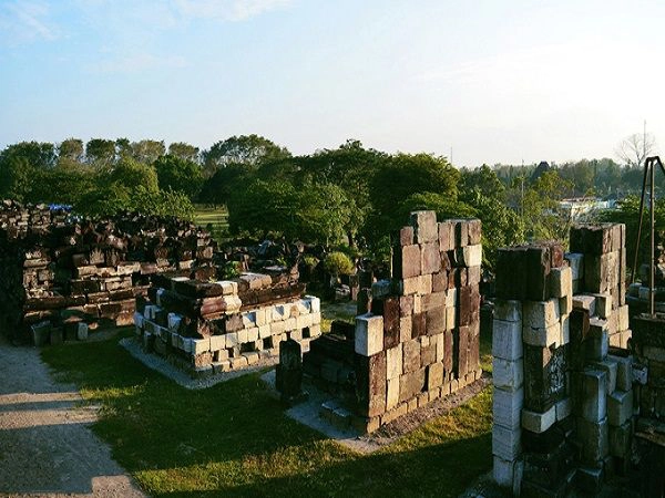 Prambanan là một trong những nơi nổi tiếng ở Yogyakarta để ngắm hoàng hôn. Khi nắng cuối ngày trải lên từng tòa tháp rêu phong, ngôi đền trở nên bí ẩn một cách lạ thường. Tàn tích của những ngôi đền bị sụp đổ vẫn còn nằm rải rác xung quanh khu vực tham quan mang lại cho du khách thêm cái nhìn mới về khu quần thể.