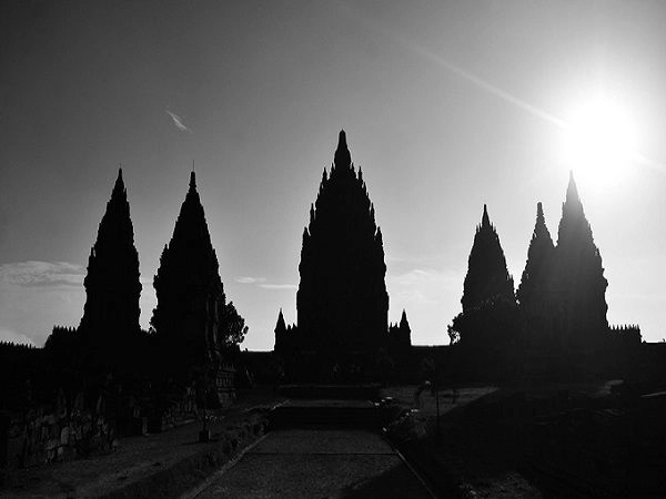 Prambanan mở cửa từ 6h đến 18h mỗi ngày. Du khách chỉ có thể mua vé từ sáng sớm cho đến 17h15. Giá vé cho du khách nước ngoài là 25 USD/người (khoảng 530.000 đồng). Nếu có thẻ học sinh, sinh viên bạn sẽ được giảm còn một nửa giá. Thời điểm tham quan đẹp nhất trong ngày là sáng sớm hoặc xế chiều. Để tiết kiệm chi phí, bạn có thể mua vé combo với giá 40 USD/người (khoảng 850.000 đồng) để thăm Prambanan và ngôi đền Phật giáo lớn nhất giới Borobudur. Vé có giá trị trong 48 tiếng. Ảnh: Phong Vinh.