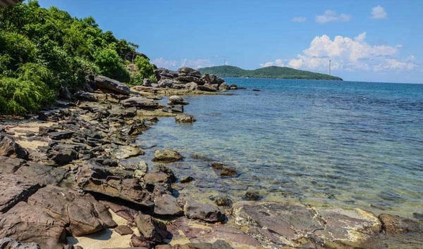 Trong thời gian tôi ở Phú Quốc dài ngày để nghỉ ngơi, viết lách, anh bạn gọi điện báo có mấy căn nhà gỗ chờ mình ra chơi. Anh hứa hẹn: “Chỗ này hay lắm! Đảm bảo em sẽ thích!” Trong thời gian tôi ở Phú Quốc dài ngày để nghỉ ngơi, viết lách, anh bạn gọi điện báo có mấy căn nhà gỗ chờ mình ra chơi. Anh hứa hẹn: “Chỗ này hay lắm! Đảm bảo em sẽ thích!”