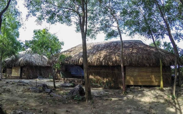 Ảnh những căn nhà gỗ nhìn từ phía ngoài, mộc mạc với lớp lá lợp phía ngoài. Ảnh những căn nhà gỗ nhìn từ phía ngoài, mộc mạc với lớp lá lợp phía ngoài.