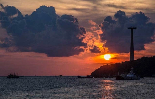 Hoàng hôn ở Phú Quốc lúc nào cũng đẹp. Góc này không thấy rõ lúc mặt trời cắt ngang đường chân trời, nhưng màu biển và không gian tuyệt vời, giống như cả hòn đảo này chỉ dành riêng cho vài người. Hoàng hôn ở Phú Quốc lúc nào cũng đẹp. Góc này không thấy rõ lúc mặt trời cắt ngang đường chân trời, nhưng màu biển và không gian tuyệt vời, giống như cả hòn đảo này chỉ dành riêng cho vài người.