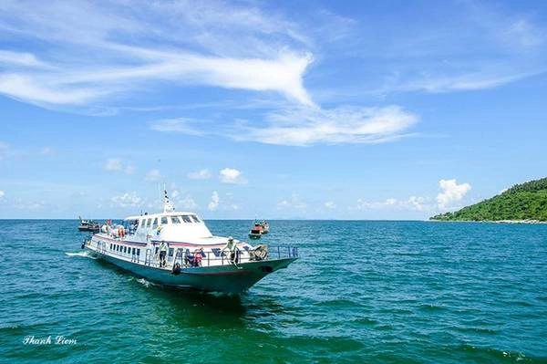 Đảo Hòn Sơn nằm giữa Hòn Tre và quần đảo Nam Du, với diện tích 11,5 km2. Để đến với Hòn Sơn, cần đi tàu cao tốc với hành trình 1 giờ 45 phút. Đảo Hòn Sơn nằm giữa Hòn Tre và quần đảo Nam Du, với diện tích 11,5 km2. Để đến với Hòn Sơn, cần đi tàu cao tốc với hành trình 1 giờ 45 phút.