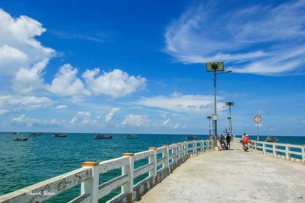 Đảo Hòn Sơn thuộc xã Lại Sơn, huyện Kiên Hải, tỉnh Kiên Giang, cách thành phố Rạch Giá khoảng 65 km về phía Tây. Đảo Hòn Sơn thuộc xã Lại Sơn, huyện Kiên Hải, tỉnh Kiên Giang, cách thành phố Rạch Giá khoảng 65 km về phía Tây.