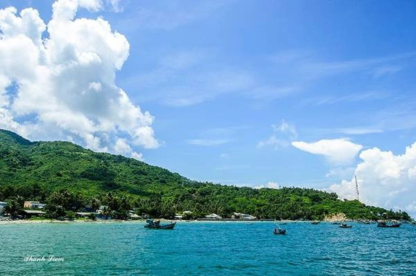 Hòn Sơn có tên gọi khác là Hòn Sơn Rái, Lại Sơn. Nhìn từ xa, cả hòn đảo như một ngọn núi hùng vĩ. Hòn Sơn có tên gọi khác là Hòn Sơn Rái, Lại Sơn. Nhìn từ xa, cả hòn đảo như một ngọn núi hùng vĩ.