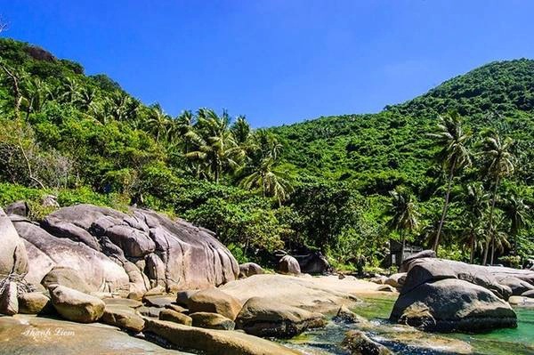 Bãi Đá Chài với những ghềnh đá lớn, làn nước trong xanh khiến khung cảnh trông thật hoang sơ, hùng vĩ và thơ mộng. Bãi Đá Chài với những ghềnh đá lớn, làn nước trong xanh khiến khung cảnh trông thật hoang sơ, hùng vĩ và thơ mộng.