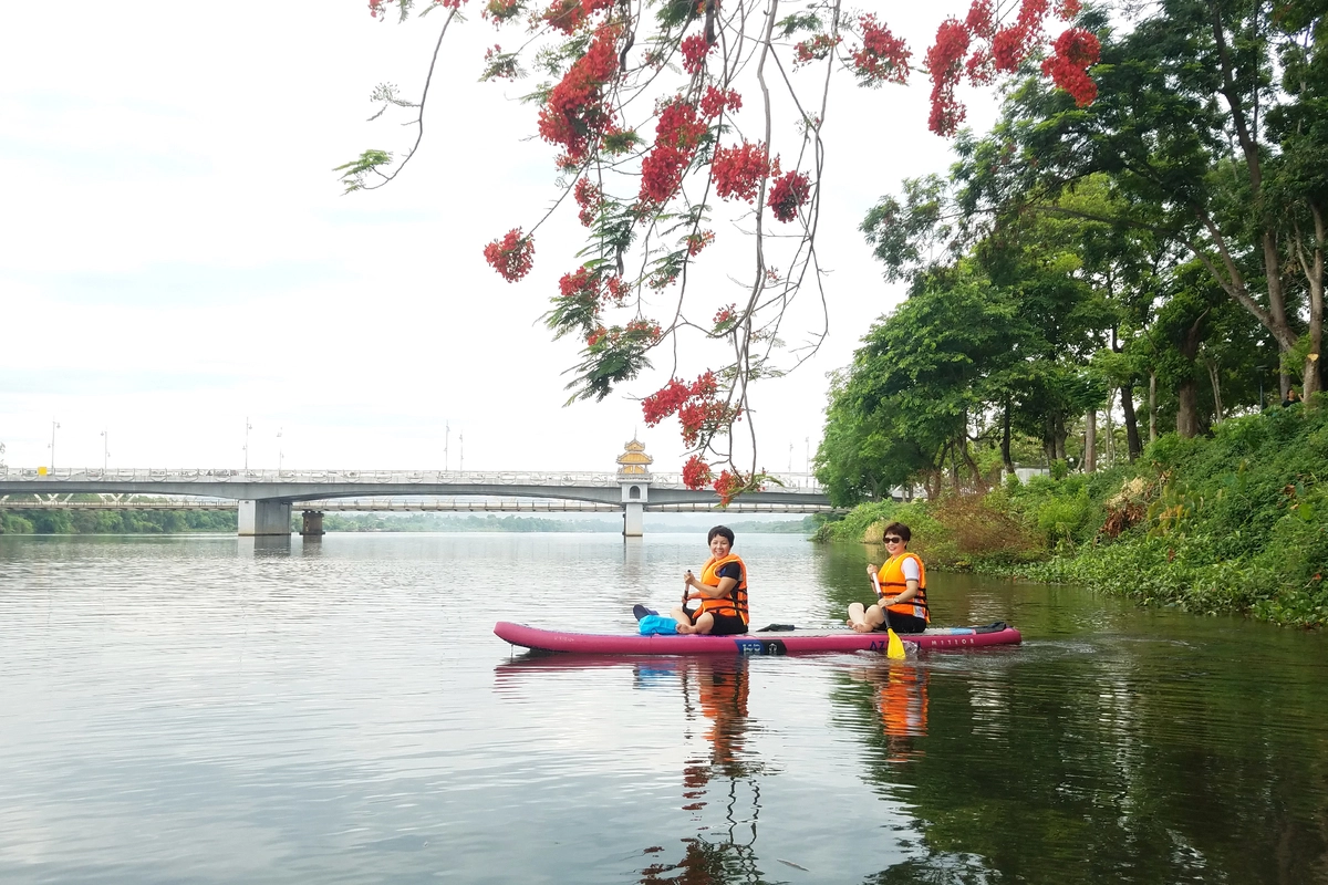 Chị Tâm Nhiên (TP Đà Nẵng) cho biết, đến Huế mà không chèo sup, tắm nước sông Hương quả thiếu xót thật.