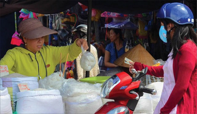 Bún được bán khắp nơi. Ảnh: Huy Sơn.