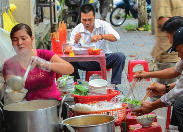 Bún Vân Cù trong gánh bùn bò. Ảnh: Huy Sơn.