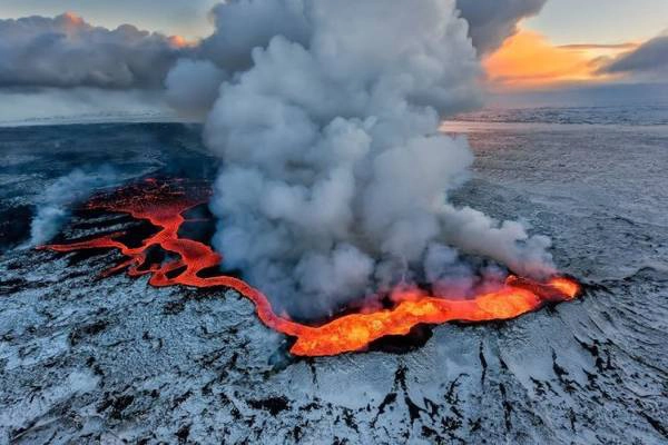 Núi lửa Holuhraun phun - Ảnh: Iurie Belegurschi