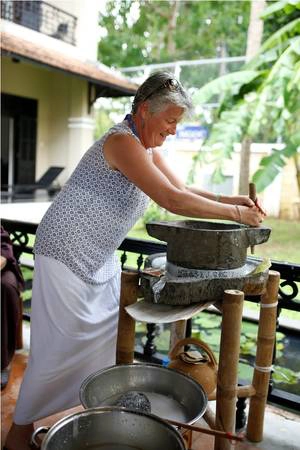 Du khách sẽ được tận tay tham gia các công đoạn làm món ăn khach-san-hoi-an-ivivu-2