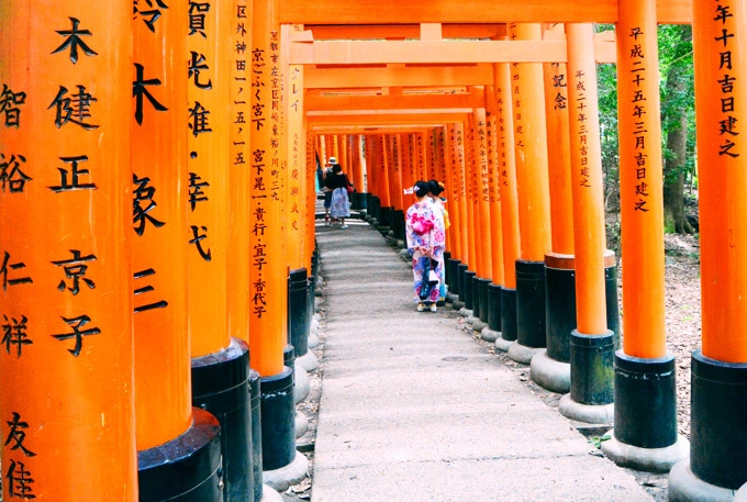 Đền Fushimi Inari-taisha nổi tiếng với dãy cổng đỏ nổi bật. Ảnh: Nguyên Chi. Đền Fushimi Inari-taisha nổi tiếng với dãy cổng đỏ nổi bật. Ảnh: Nguyên Chi.