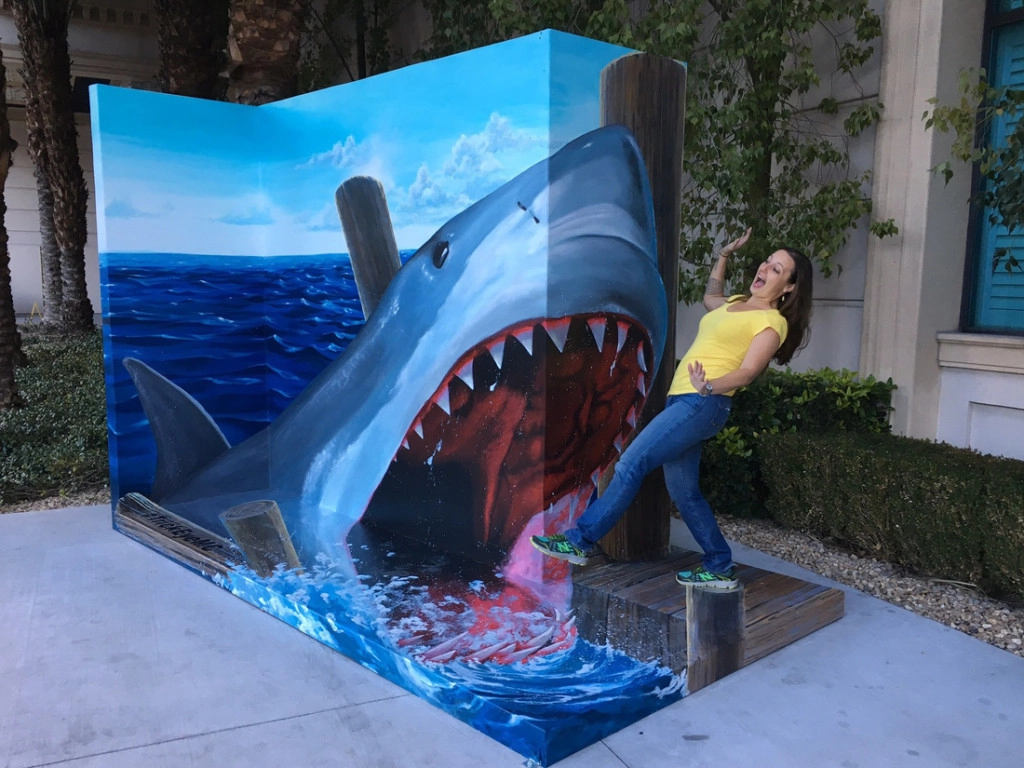 Một du khách nữ đang tạo dáng bên bức tranh 3D. Ảnh: themeparkadventure
