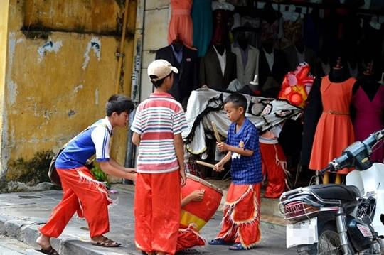 Nhiều học trò Hội An cũng đã rục rịch múa Lân khắp các chợ, ngõ phố