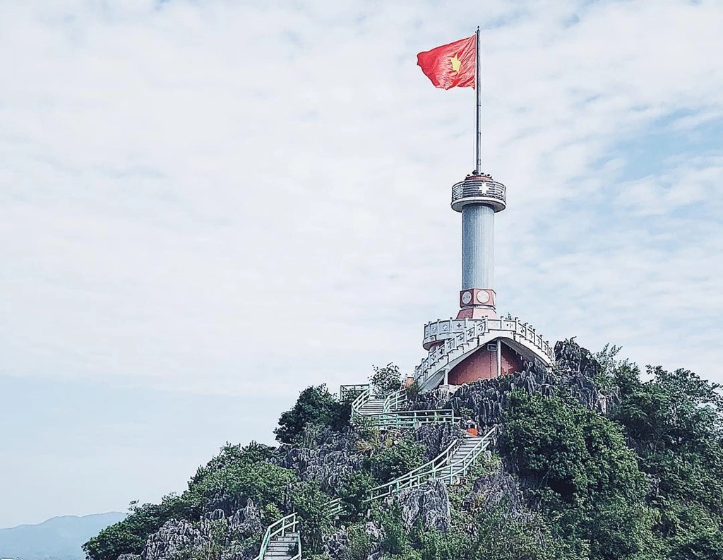 Cột cờ Phai Vệ: Trong hành trình đến Lạng Sơn, bạn không thể quên check-in cùng cột cờ Phai Vệ, nơi được coi là niềm tự hào của người dân xứ Lạng. Nằm giữa lòng thành phố, du khách sẽ được chiêm ngưỡng lá cờ đỏ sao vàng tung bay trên nền trời xanh thẳm. Ảnh: Hoafahn.