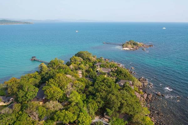 Rock Sunset Island Bar – địa điểm ngắm hoàng hôn đẹp nhất Việt Nam, nằm trên một đảo nhỏ riêng biệt cách bán đảo chính chỉ 5 phút đi thuyền.