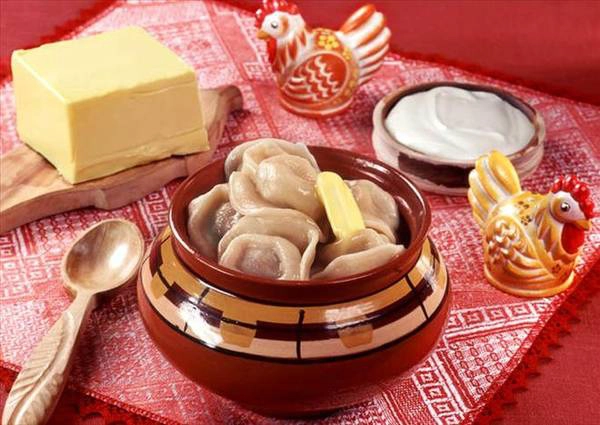 Bánh Pelmeni không chỉ là món ăn quen thuộc trên bàn ăn của người Nga mà còn được rất nhiều khách du lịch quốc tế biết đến và thích thú. den-nga-thuong-thuc-mon-banh-mang-huong-vi-hanh-phuc-ivivu-3