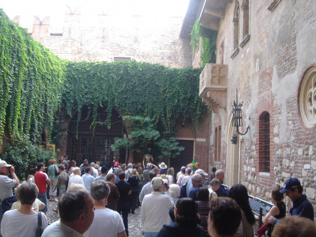 Du khách tham quan nhà nàng Juliet Du khách tham quan nhà nàng Juliet